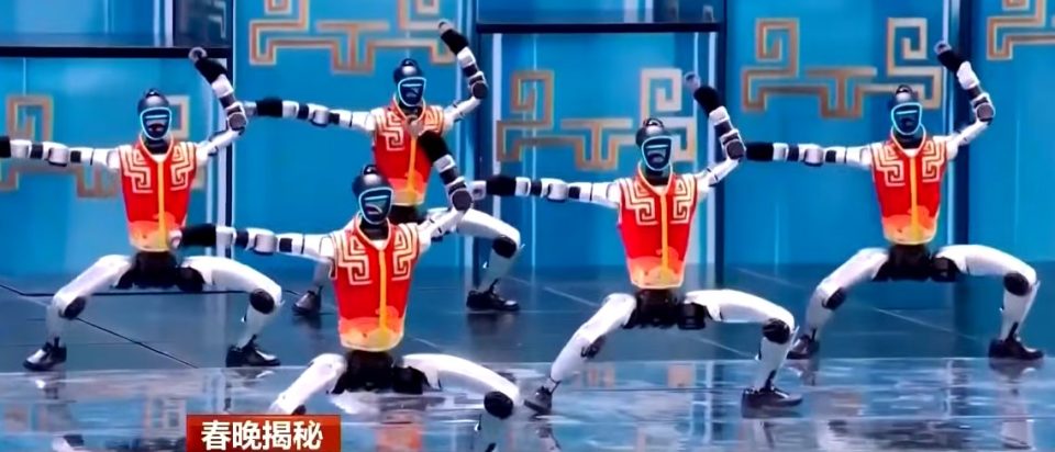 (ВИДЕО) ОВА НЕ СТЕ ГО ВИДЕЛЕ ДОСЕГА: Роботи главната атракција на прославата на кинеската Нова Година, демонстрираa боречки вештини