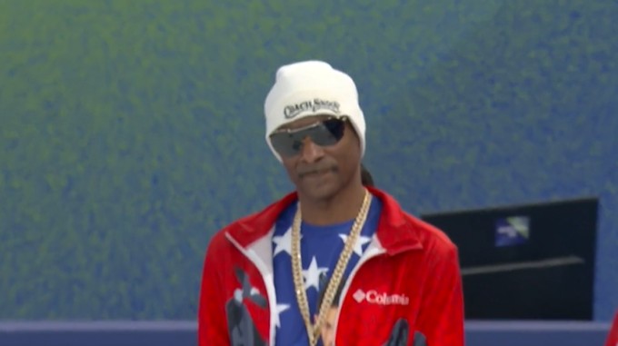 ВИДЕО: Снуп Дог го „украде“ шоуто на ЗОИ, проба да игра карлинг