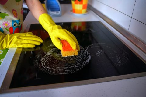 Трикови за ефикасно чистење на шпорет со рамна плоча