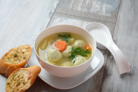 Супа со кнедли од брокула