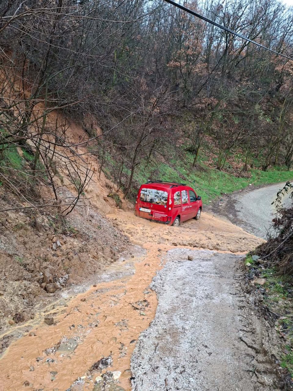 Потпорен ѕид паднал врз куќа во Тетово, свлечишта на Шапка и неколку места во тетовско, поплавени 200 куќи во Форино