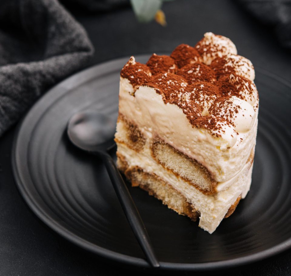 ТИРАМИСУ ТОРТА СО КАРАМЕЛ БИСКВИТИ: Десерт што мириса на кафе и дом