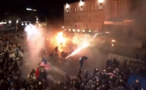 ВИДЕО: Хаос во Тирана – Молотови коктели и водени топови, уапсени 46 лица