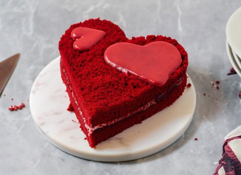 ФОТО: Црвен плиш, најубавата торта за Денот на вљубените – изненадување што вашиот партнер ќе го памети