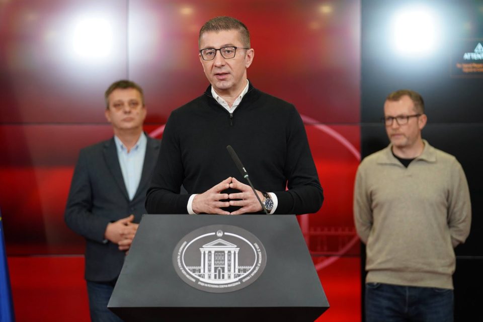 Мицкоски: Постигнат е договор, околу 11.000 административци ќе земат покачување на платите од скоро 40% до 2028 година