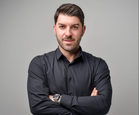 АВМУ со реакција за заканите кон новинарот Александар Видиновски