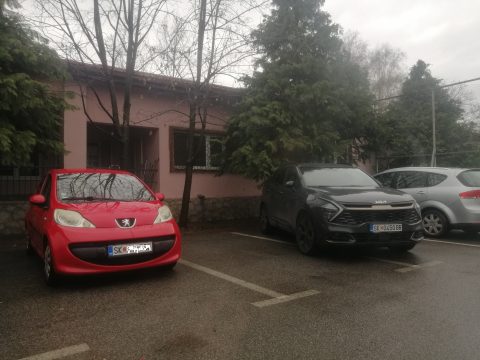 Паркинг-резил во школски двор (ГАЛЕРИЈА)