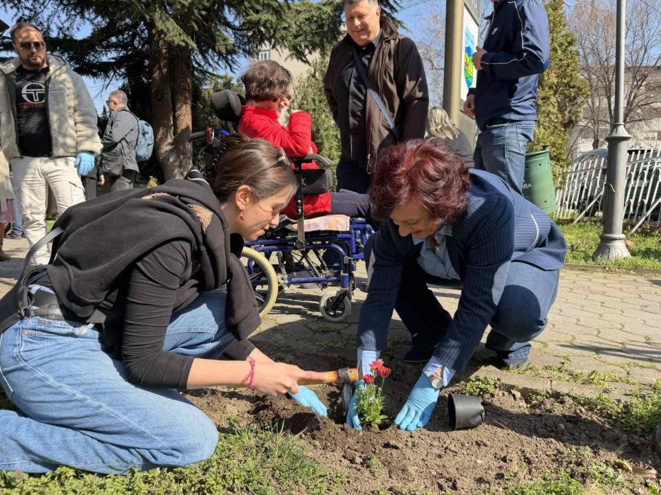 Општина Кисела Вода со инклузивна акција: Децата со церебрална парализа садеа цвеќе заедно со градоначалничката и советниците