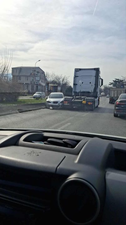 ФОТО: Сообраќајна несреќа на влезот на Скопје