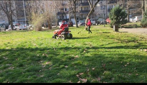 Се косат нараснатите тревни површини низ општина Кисела Вода