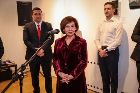 Силјановска Давкова ја отвори изложбата „Архивски документи“ на Жанета Вангели во македонскиот КИЦ во Загреб