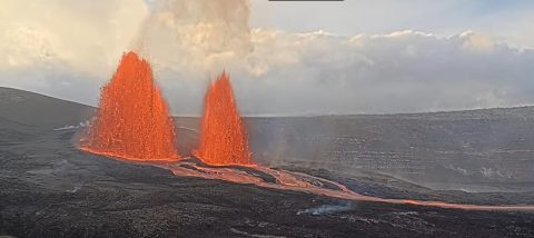 ВИДЕО: Ерупција на вулканот Килауеа на Хаваи затвора парк и автопат