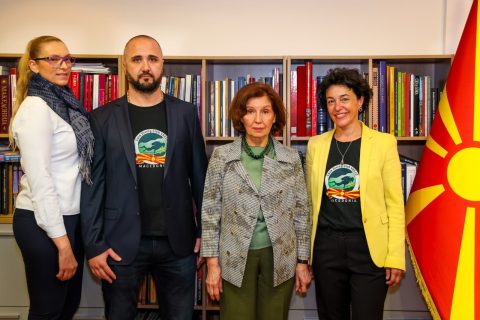 Средба на Сиљановска-Давкова со членови на спелеонуркачкиот клуб „Врело“