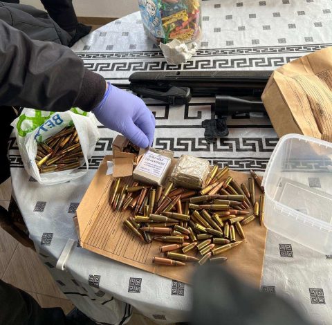 (ФОТО) Претреси во Гостивар, пронајдени дрога, оружје и муниција, следува соодветна пријава