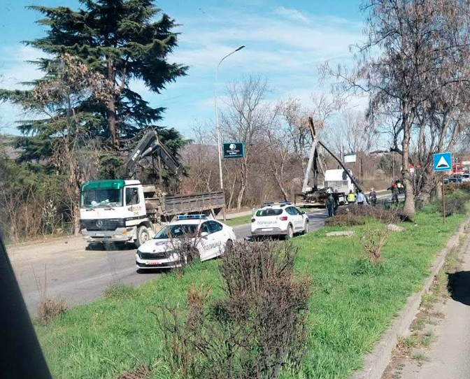 ФОТО: Камион удрил во семафор во Автокоманда, повреден пешак