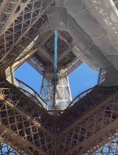 (ВИДЕО) На Ајфеловата кула поставен висечки мост на височина од 60 метри за посетителите