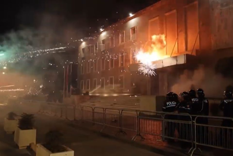 ВИДЕО: Запалена владата на Албанија, насилни протести во Тирана