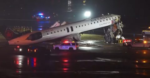 ВИДЕО: Хаос на аеродромот во Њујорк, загинати и повредени откако авион удри во возило