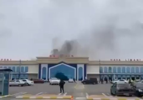 ВИДЕО: Азербејџан нападнат – Беспилотни летала го погодија аеродромот, има повредени