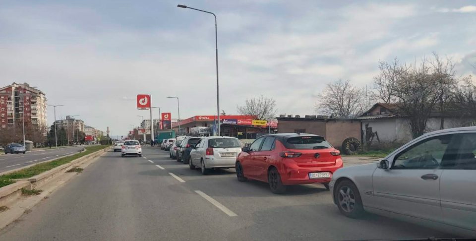 ФОТО: Колони возила на бензиските по поскапувањето на горивата поради иранскиот конфликт