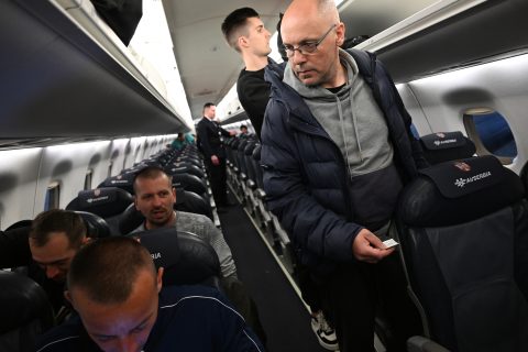 ФОТО: Македонски државјани евакуирани од Израел со специјален лет на „Ер Србија“, синоќа пристигнаа во Белград