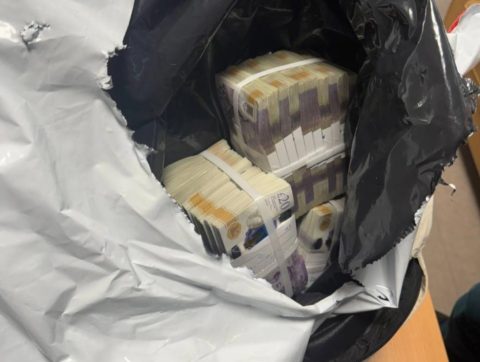 ФАТЕН СО КУФЕР ПАРИ: На аеродромот во Скопје запленети 150.000 фунти (ФОТО)