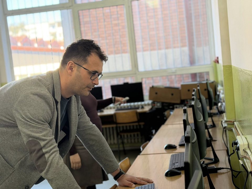 Нови компјутери за учениците во ООУ „Мирче Ацев“ во општина Ѓорче Петров