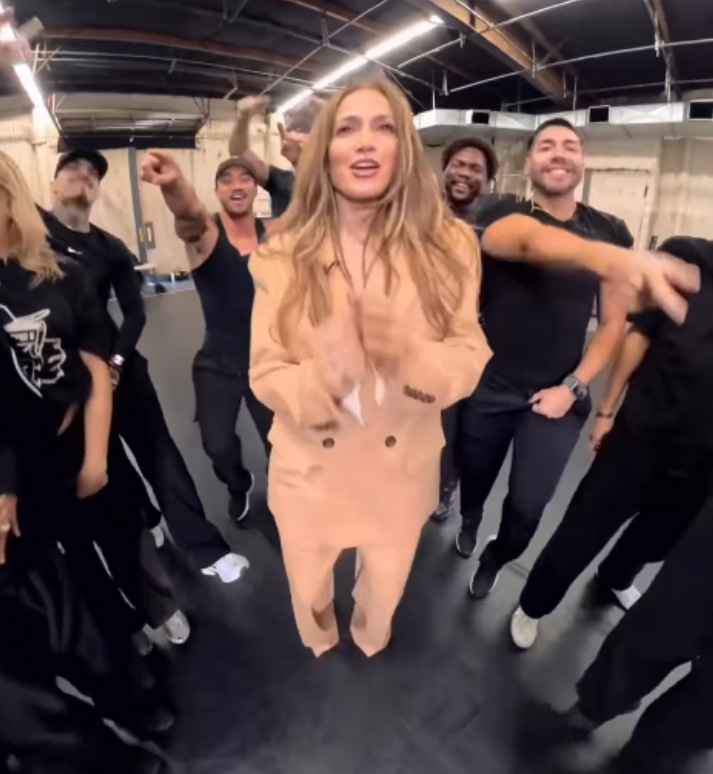 Џеј-Ло во „носталгично“ модно издание од 90-тите во најавениот нов спот