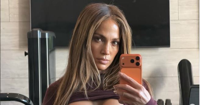 ФОТО: Витки нозе и деколте во прв план: Латино дивата во едно од посексапилните изданија