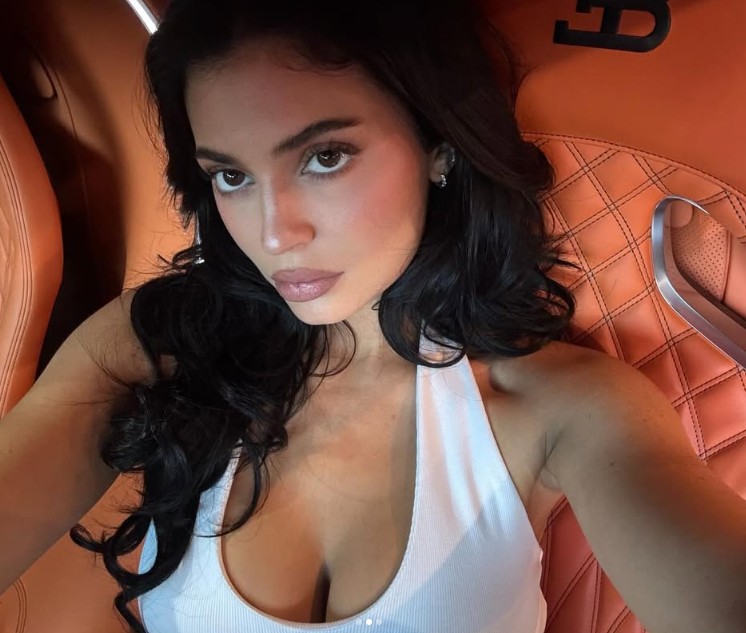 ФОТО: Бујни облини во мини бикини, Кајли Џенер со провокативни пози од жешкиот песок