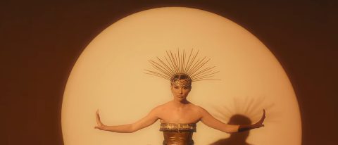 Kaly го осветлува денс подиумот со „Моето Сонце“