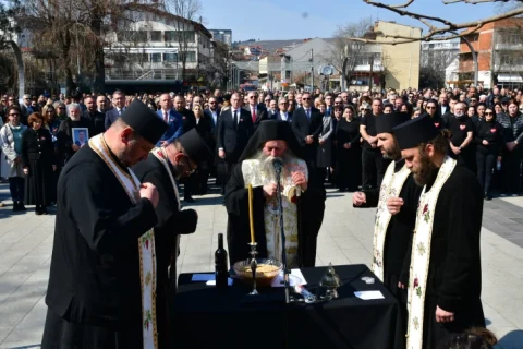 Молитва за упокоените, гласна тишина и шеесет и три столчиња во Паркот на револуцијата во Кочани (ФОТО)