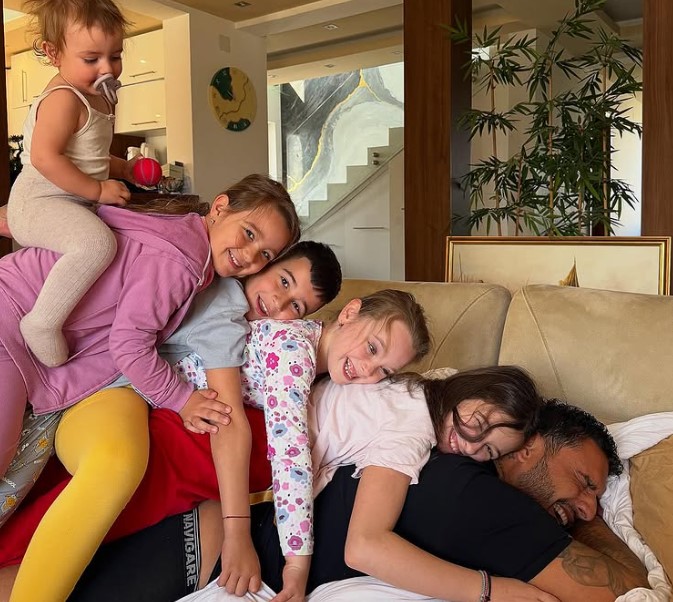 Дарко Лазиќ во прегратка на своите и децата на покојниот брат, само тие го насмеаја по неподносливата болка