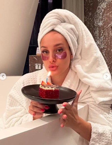 ФОТО: Едвај замина од Малдиви, но не стигна дома – Луна Џогани роденденските свеќички ги дувна во Кина