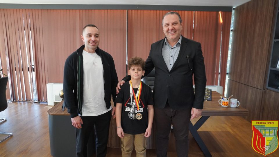 ФОТО: 9 годишниот Михаил од Кичево првак во кикбокс
