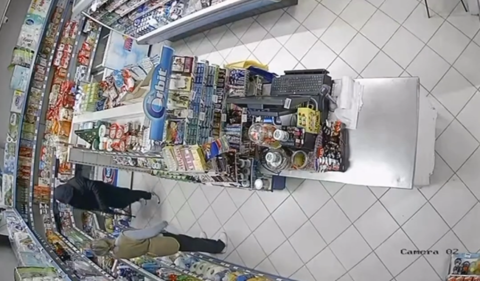 Храброст за медал во Мостар: ГОЛОРАКА ПРОДАВАЧКА нападна крадец ВООРУЖЕН СО КАЛАШНИКОВ!