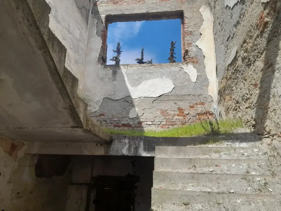 Голем ѕиден мурал и музејски експонати од Дојранското Езеро го краселе старото дојранско училиште