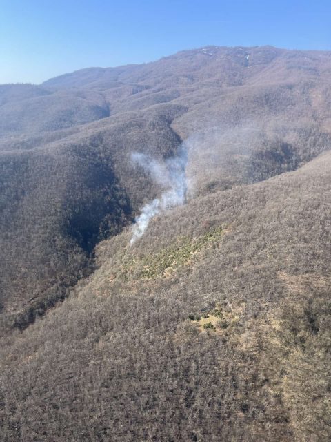 ВИДЕО: Армискиот хеликоптер исфрли 32 тони вода врз пожарот на Јабланица
