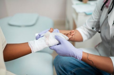 Научно истражување: Развиен нов метод „интелигентна“ преврска за рани која може истовремено да ги следи и лекува повредите