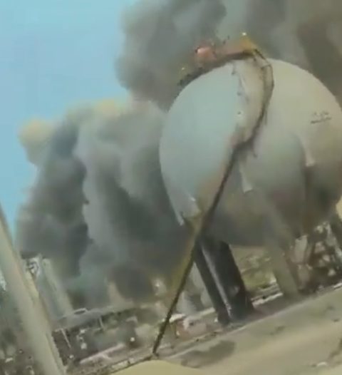 ВИДЕО: Нападнат еден од најважните енергетски центри во светот, престана со работа големиот нафтен терминал