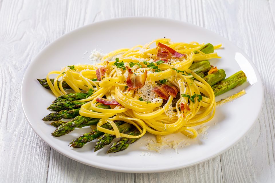 Јуфки со со аспарагус и пушен лосос