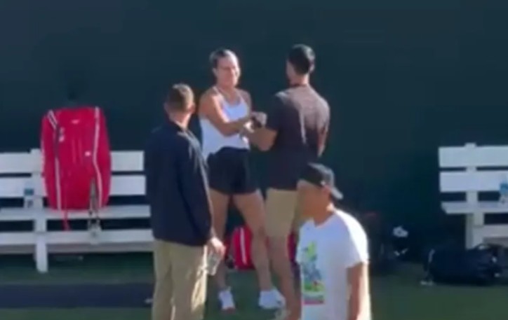 ВИДЕО: Погледнете ја реакцијата на Ѓоковиќ кога го виде вереничкиот прстен на Сабаленка