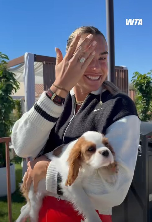 ВИДЕО: Сабаленка не ја тргнува насмевката од лице по запросувањето, огромниот дијамант го покажува во секоја прилика