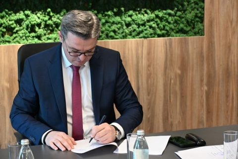 По неколку години, потпишан Колективниот договор, следува етапно зголемување на платите и подобри услови за вработените