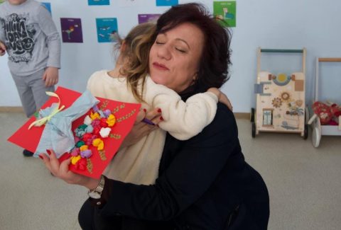 Стаменкоска Трајкоска се вклучи во креативниот процес, помагајќи им на дечињата во изработката на честитки