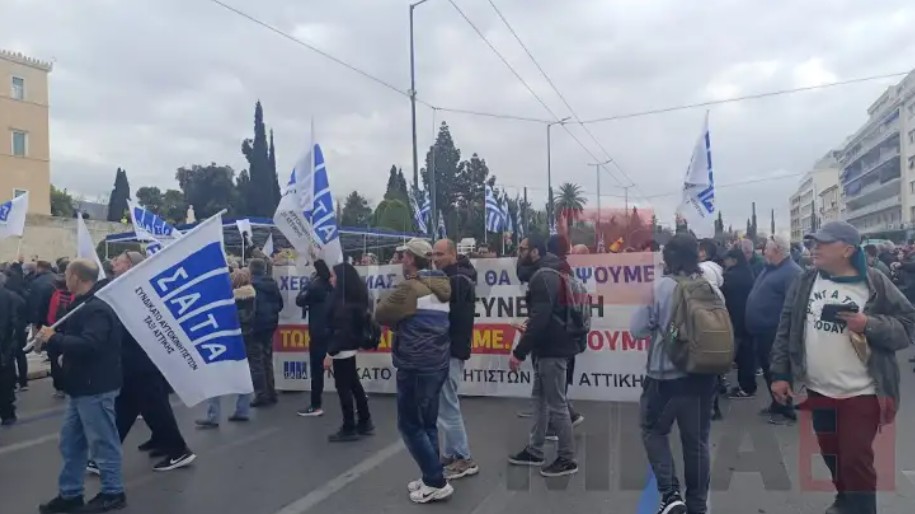 Масовен протест на таксистите пред грчкиот парламент