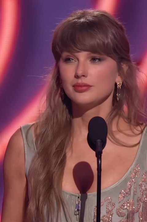 Доминација на Тејлор Свифт: Пејачката зема 7 награди, славеше со вереникот Тревис Келси