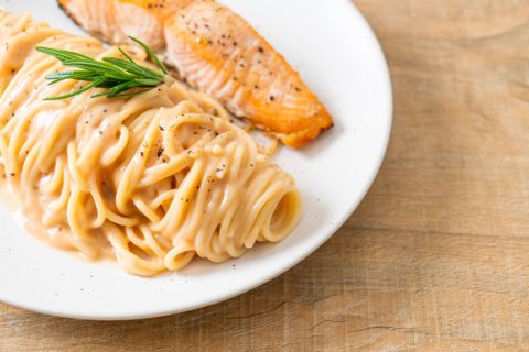 Едноставно и хранливо: Подгответе кремаста тестенина со лосос