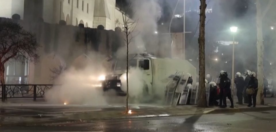 Повредени шест полицајци, приведени 14 лица во протестот во Тирана