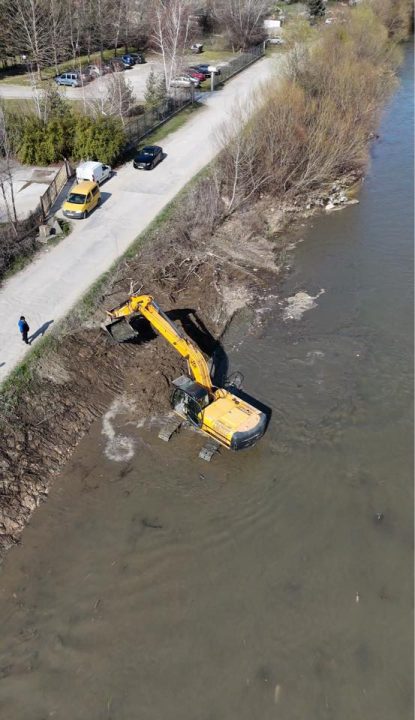ВИДЕО: Багери влегоа во Вардар, се чисти коритото на реката